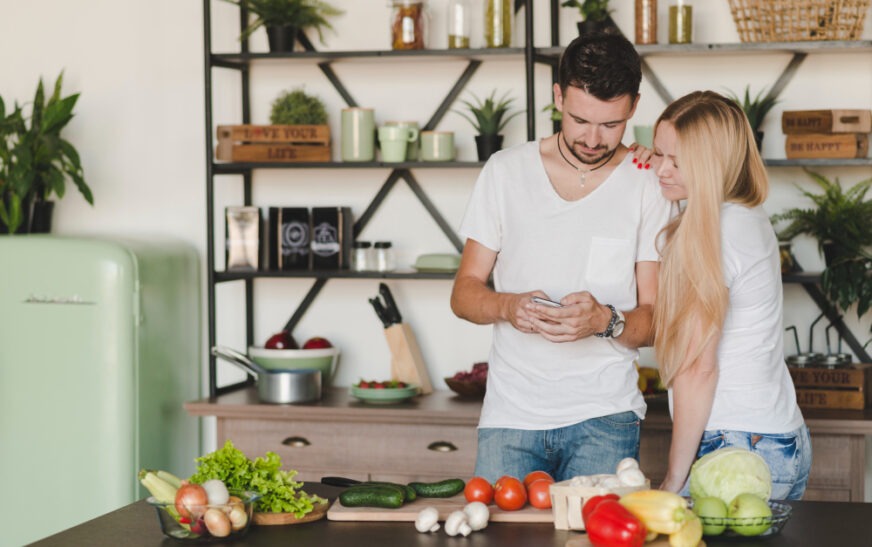 8 Tips for Developing a Healthier Relationship with Food in 2024