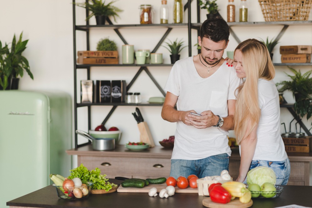 8 Tips for Developing a Healthier Relationship with Food in 2024